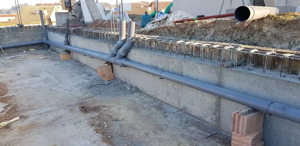 Instalación de desagües y tubos de PVC